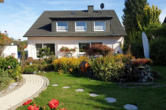Haus Rueckansicht mit Garten