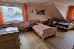 großes Schlafzimmer mit 3 Betten
